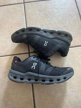 ON CLOUD WOMENS SIZE 8.5